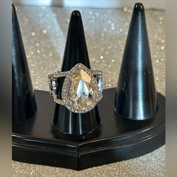 STRETCH Jewelry - STUNNING DAZZLE TEARDROP FASHION STRETCH RING